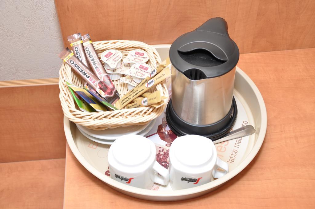 Cafe Hoyer Pension Und Appartements Roedigsdorf Ruang foto