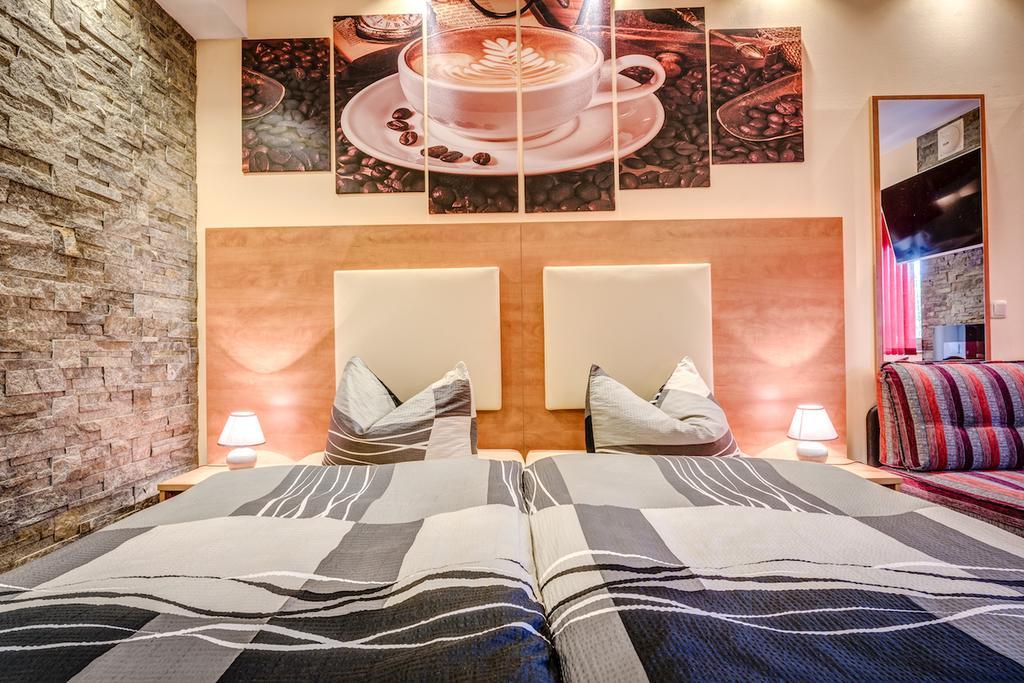 Cafe Hoyer Pension Und Appartements Roedigsdorf Bagian luar foto